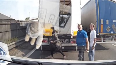 مفاجأة غير متوقعة تنتظر سائقا داخل شاحنته (فيديو وصور)