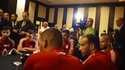 شاهد.. كيف استقبل رئيس الجزائر محاربي الصحراء قبل موقعة السنغال (فيديو)