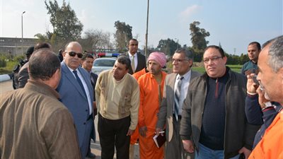 بالفيديو..محافظ الدقهلية يصرف مكافأة 10 أيام لعمال النظافة بأجا