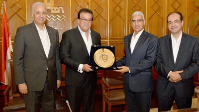 وزير التعليم العالي يكرم رئيس جامعة جنوب الوادي