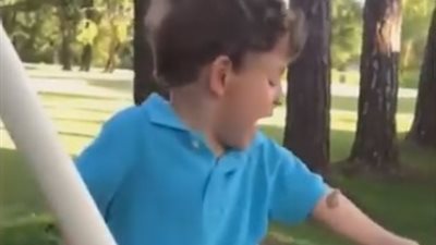 رد فعل صبي وقف على ذراعه ضفدع (فيديو)