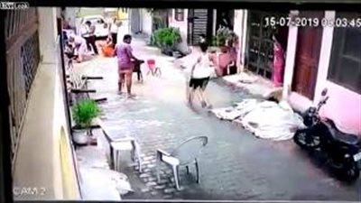 لحظة إنقاذ مسنة لصبي من صعق كهربائي (فيديو)