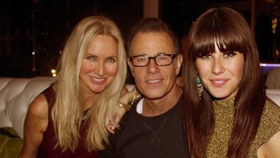 امرأة 64 عاما يظنها الغرباء شقيقة ابنتها بسبب جمالها (صور)