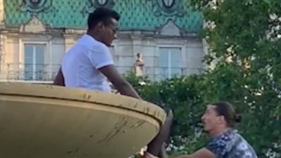رجل يتعرض لموقف محرج بسبب شاب تسلق نافورة مياه (فيديو وصور)