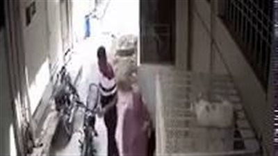 لحظة نجاة رجل وزوجته من السرقة (فيديو)