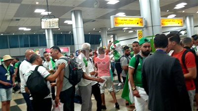 وصول ١٢ طائرة تحمل مشجعين جزائريين إلى مطار القاهرة (صور)