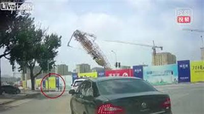 لحظة سقوط رافعة على المارة (فيديو)