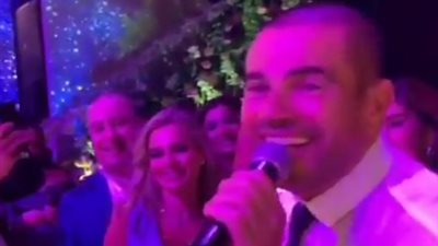 عمرو دياب يغني 