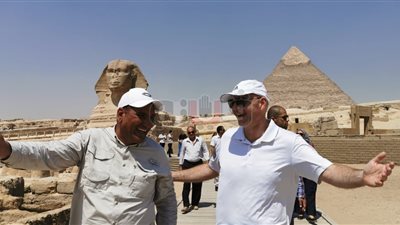 رئيس الاتحاد الدولي لكرة القدم يزور أهرامات الجيزة (صور)