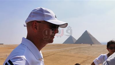 الأهرامات شغفه الأول... ١٤ صورة ترصد تفاصيل زيارة رئيس الـ«فيفا» للمنطقة