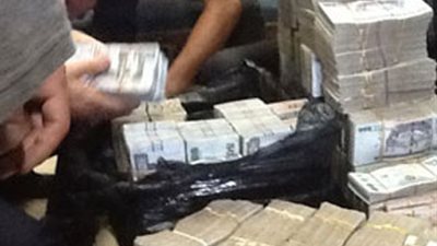 ضبط عملات خليجية بقيمة 2 مليون جنيه بحوزة راكب بمطار القاهرة