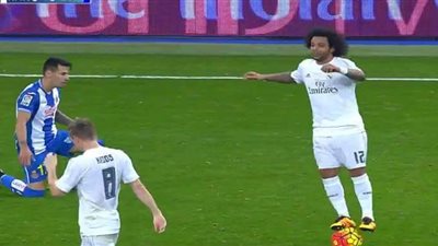 على طريقة رمضان صبحي.. نجم ريال مدريد يقف على الكرة أمام إسبانيول