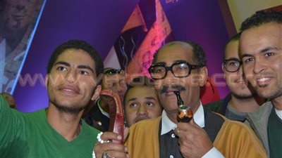 بالصور.. للمرة الثانية.. شبيه السادات يطوف أرجاء معرض الكتاب