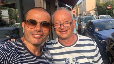 قبل طرح ألبومه الجديد.. صورة سيلفي صدفة تجمع عمرو دياب وساويرس