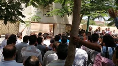 أهالي كفر شكر يشيعون جثمان اللواء أبو مسلم شقيق خالد يوسف