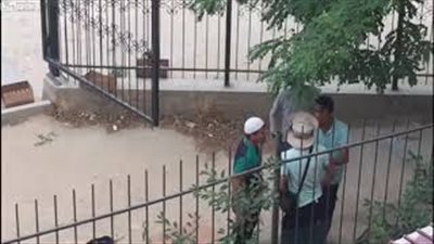 رد فعل شاب لحظة اعتداء 3 لصوص على رجل لسرقته (فيديو)