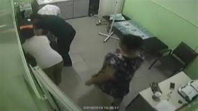 طبيب ينقذ حياة صبي أمام والديه (فيديو)