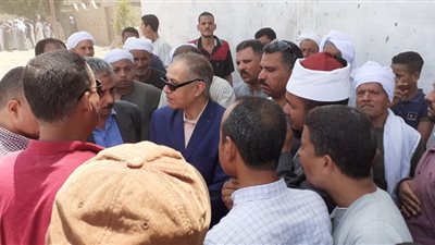 أهالي ملوي بالمنيا يشيعون جنازة شهيد العريش بقرية الأشمونين