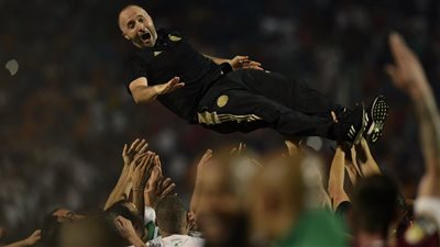 محمولا على الأكتاف..لاعبو منتخب الجزائر يحتفلون بجمال بلماضي