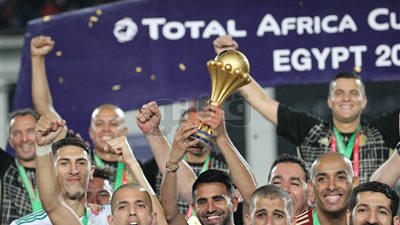 الجزائر تفوز بالنجمة الثانية للبطولة الأفريقية.. بغداد بونجاح يدخل التاريخ.. 4.5 ملايين دولار للمحاربين بعد تحقيق اللقب.. بن ناصر أفضل لاعب ومبولحي الحارس الأول.. وبلماضي: بدونهم لا أساوي شيئا