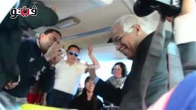 بالفيديو.. محافظ القاهرة يستوقف أتوبيسا سياحيا بـ«قصر النيل» لمصافحة ركابه