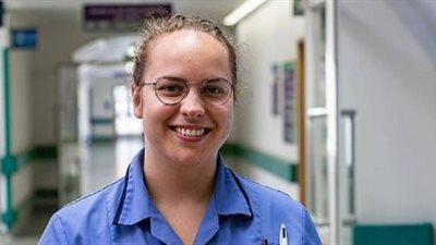 ممرضة تكسب شهرة واسعة لمساعدتها طفلا مريضا بالسرطان (فيديو وصور)