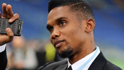 صامويل إيتو يغادر مطار القاهرة بعد حضور نهائي أمم أفريقيا