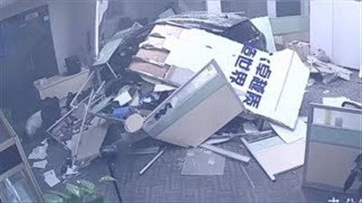 امرأة تخترق مكتبا في الطابق الأرضي بسيارتها (فيديو)