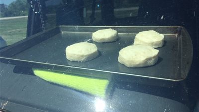 تجربة مثيرة لطهي البسكويت في سيارة على حرارة الشمس