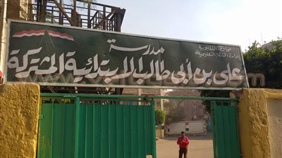 بالصور.. شباب الخانكة يبدأون حملة إصلاح مدارس المدينة