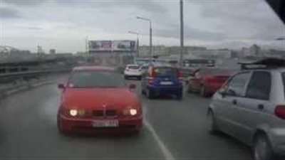 بالفيديو.. لحظة اصطدام سائق بي إم دبلو بسيارة إسعاف