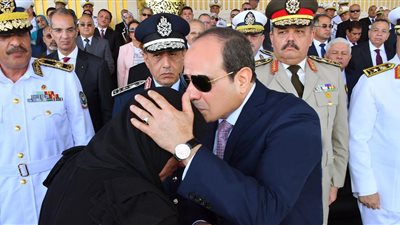 لقطة اليوم.. السيسي يقبل رأس والدة الشهيد عمر القاضي