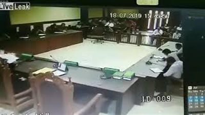 محامٍ يعتدي بحزام على قاضٍ داخل المحكمة في إندونيسيا (فيديو)