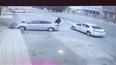 لحظة سحل امرأة وسرقة حقيبتها في الرياض (فيديو)