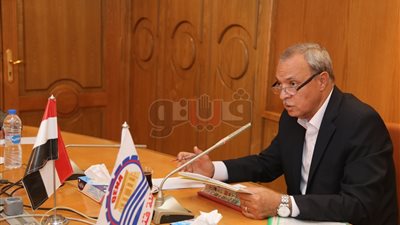 ١٥صورة ترصد اجتماع محافظ قنا لمناقشة تقنين الأراضي والنظافة والتعديات