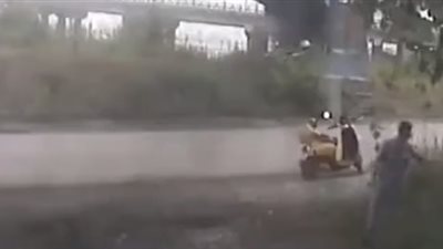 لحظة سقوط حاوية عملاقة من أعلى شاحنة على دراجة نارية (فيديو)