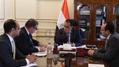 الحكومة تناقش خطط التوسع في إنتاج الدواء