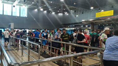 جماهير منتخب الجزائر تبدأ مغادرة مطار القاهرة