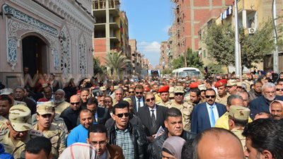 بالصور.. قيادات الإسماعيلية تشيع جثمان شهيد العريش