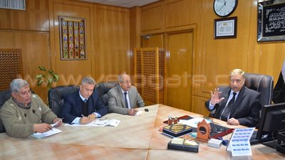 بالصور.. محافظ الإسماعيلية يلتقي أهالي عزبة العطارة