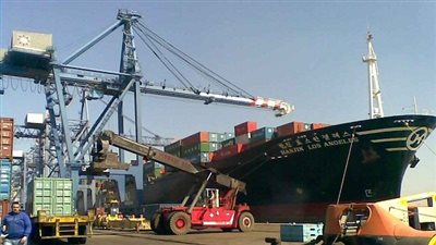 احتجاز شحنة قمح فاسدة خارج ميناء دمياط