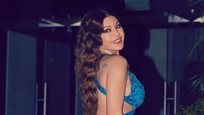 هيفاء وهبي تتألق بإطلالة زرقاء في أحدث ظهور (صور)