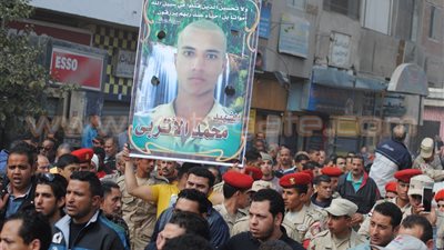 بالصور.. هتافات ضد الإخوان في تشييع جنازة شهيد الإسماعيلية