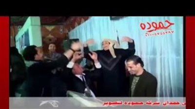 بالفيديو.. أم العريس تشعل فرح ابنها برقصة طريفة على الدي جي