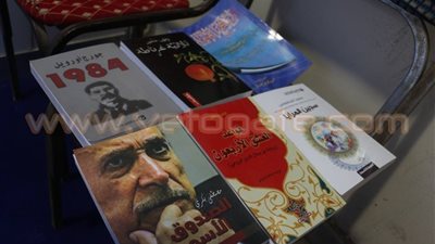 بالصور..المصنفات: حملة لإغلاق 12 مكتبة بسور الأزبكية بتهمة التزوير