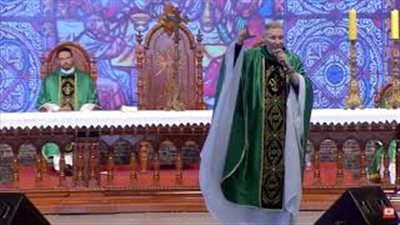 امرأة تدفع قسا وتسقطه من فوق مسرح أثناء قداس في البرازيل (فيديو)