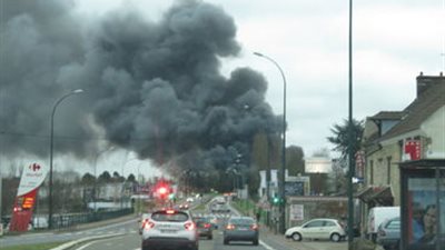بالفيديو والصور.. حريق هائل بحي تجاري في باريس