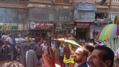 أهالي الشرقية يستقبلون هاني شاكر بـ«التنورة والمزمار» (فيديو)