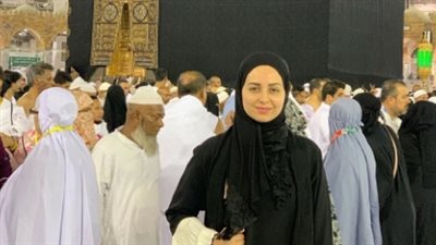 هبة مجدي تؤدي مناسك العمرة