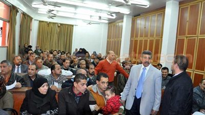 بالصور.. محافظ القليوبية يناقش مع المواطنين أزمتي النظافة والصحة